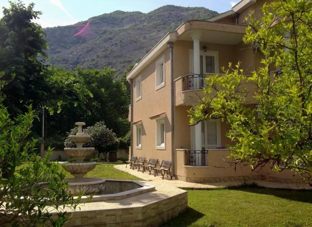 Carine Garden Apartment Рисан Екстериор снимка