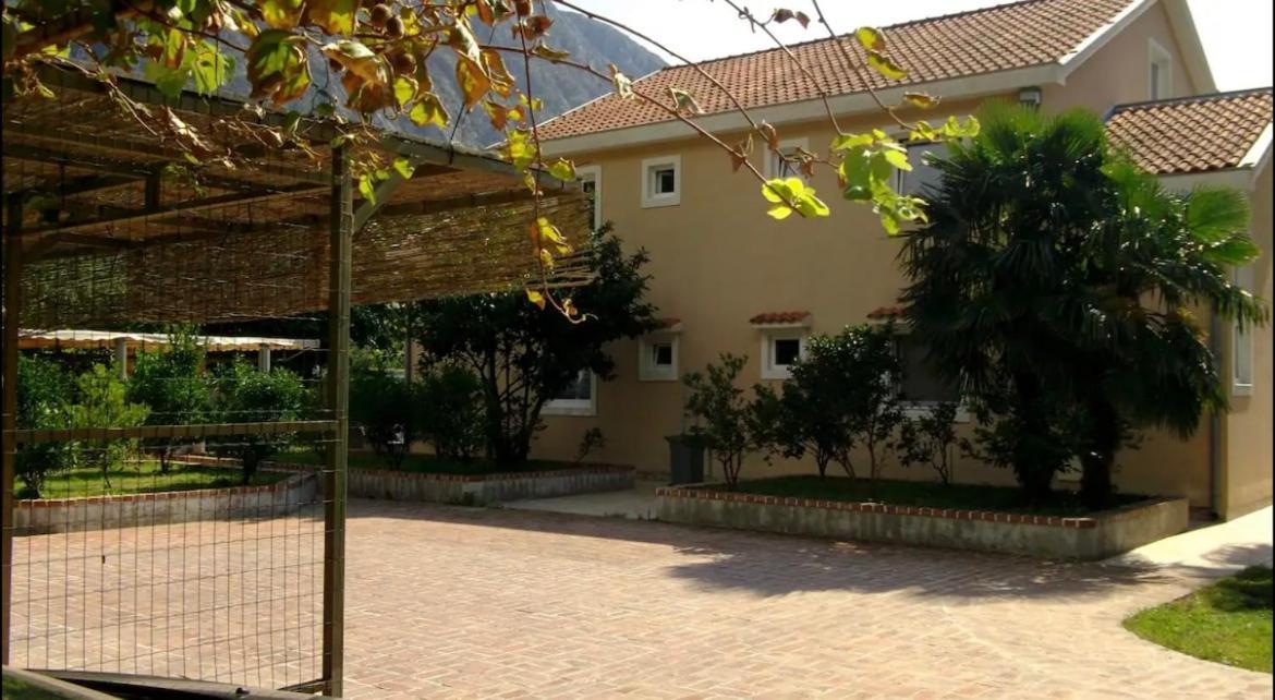 Carine Garden Apartment Рисан Екстериор снимка