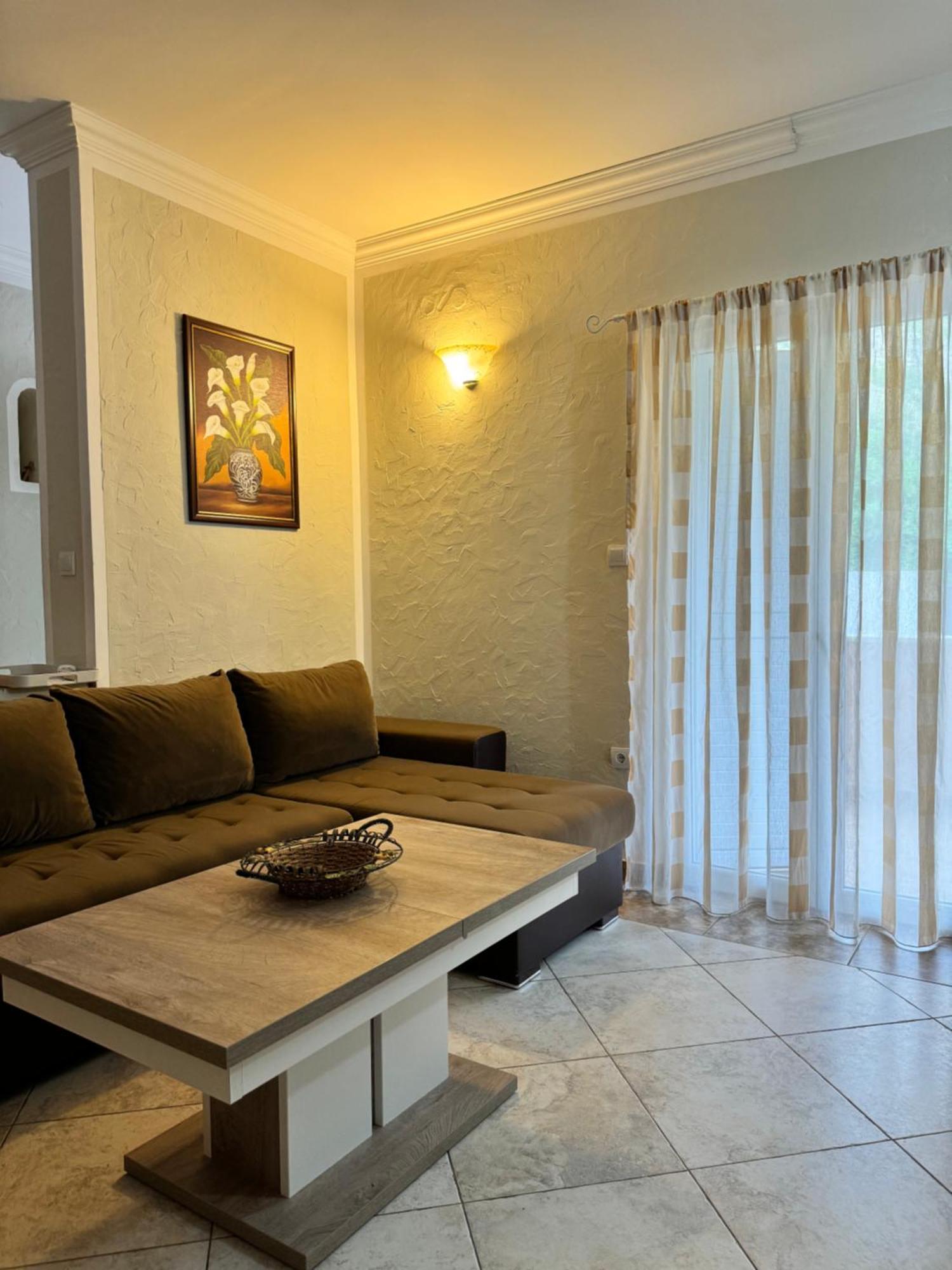 Carine Garden Apartment Рисан Екстериор снимка