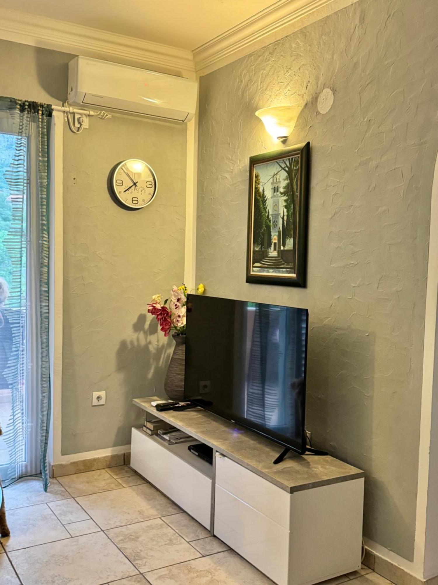 Carine Garden Apartment Рисан Екстериор снимка